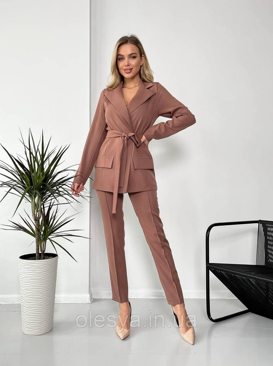 Кавовий модний стильний жіночий костюм-трійка (штани + топ + піджак) з костюмної тканини Розміри 42 — 48, фото 1