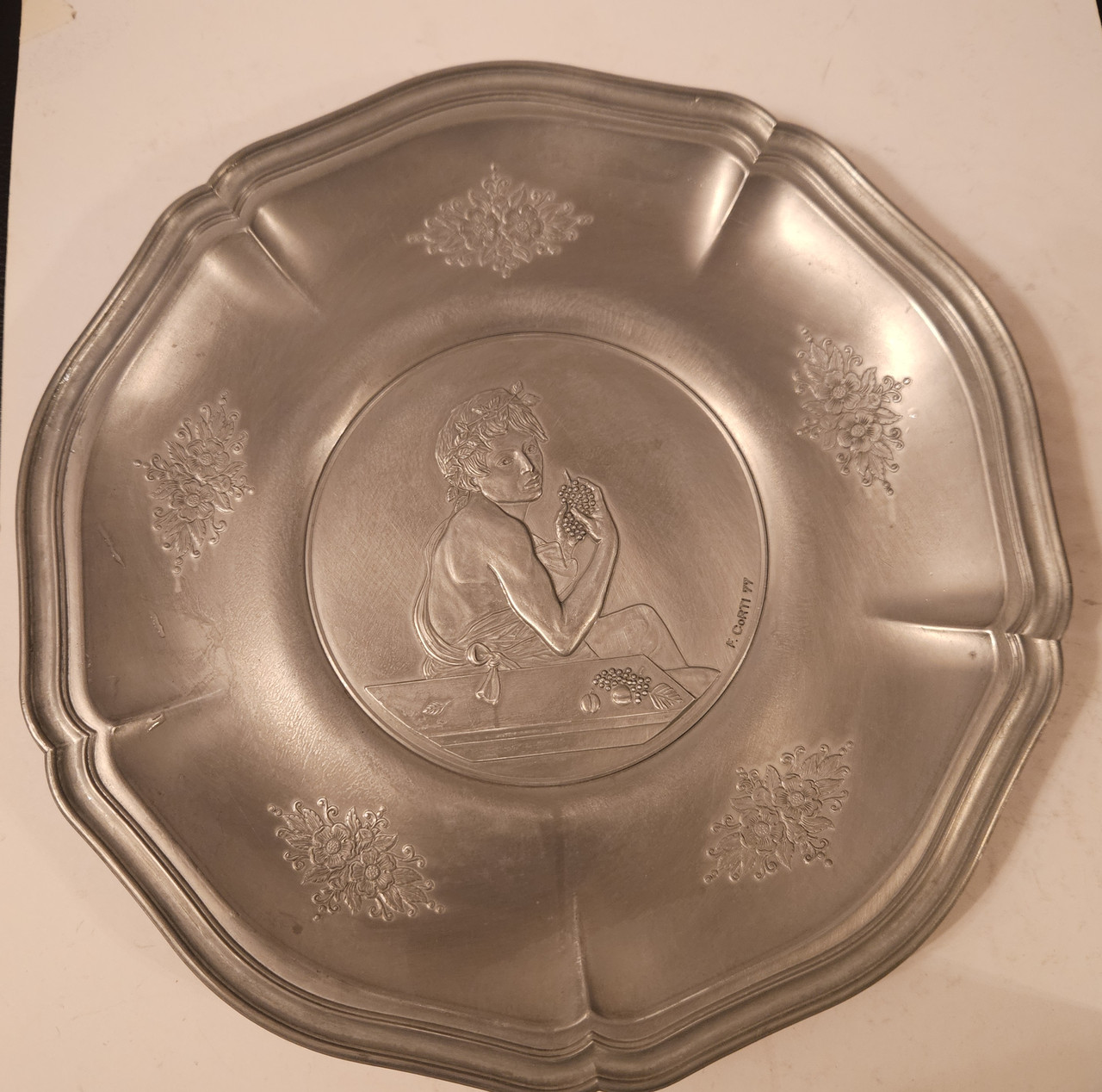 Настінна олов'яна тарілка/піднос Дівчина з виноградом На олов'яну весілля, фото 1