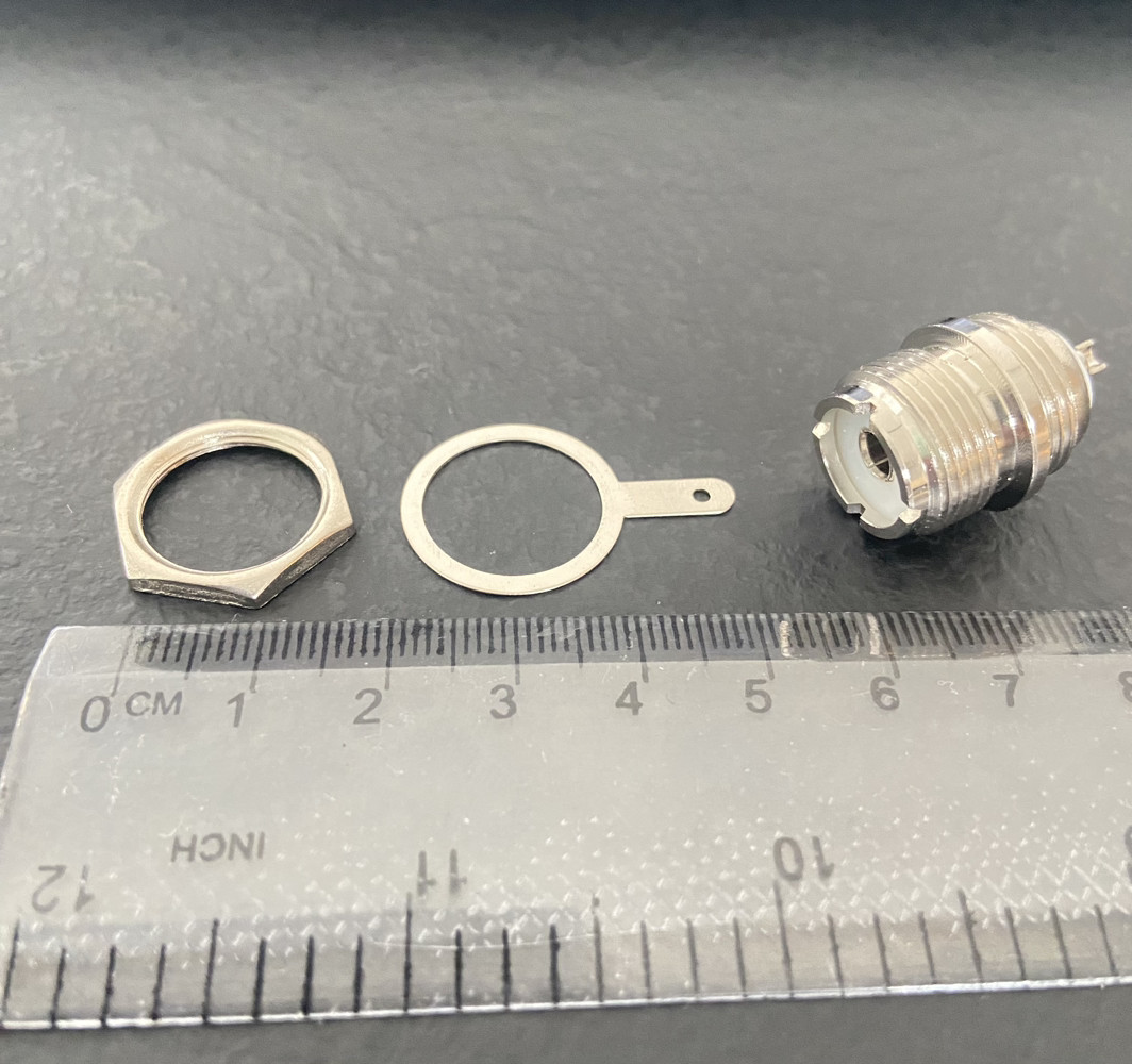 UHF Female Jack вбудований у панель
