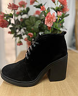 Черные короткие женские ботинки из натуральной замши на шнуровке на каблуке