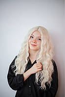 Длинный волнистый парик светлый блонд с имитацией роста волос
