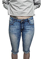 Бриджи джинсовые женские голубого цвета зауженные к низу с подворотами и средней посадкой