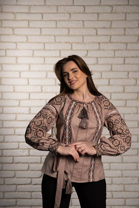 Бежева жіноча сорочка з вишивкою, Стильна жіноча вишиванка льняна блузка бежевого кольору з поясом, фото 1