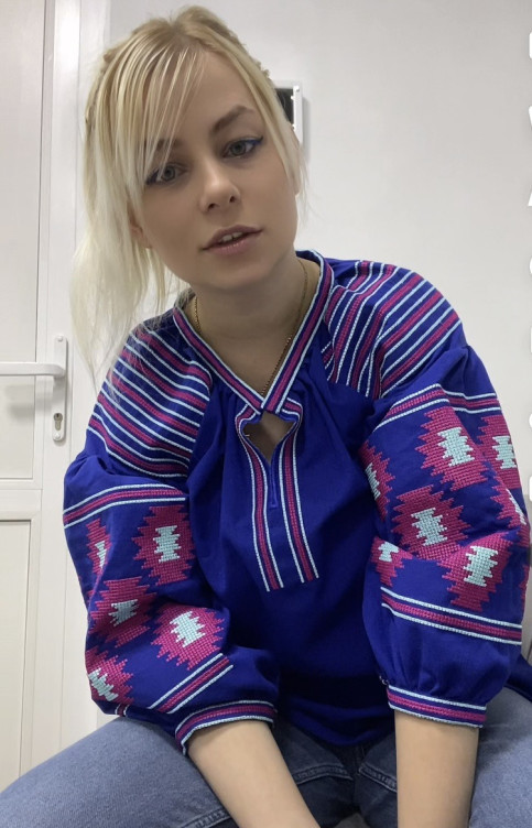 Вишиванка жіноча лляна, Яскрава жіноча вишиванка кольору електрик, Українські національні сорочки