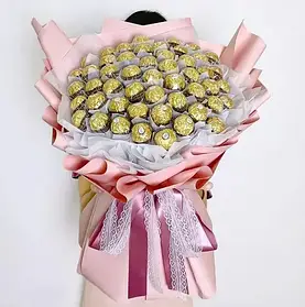 Букет з цукерок Ферреро Роше Ferrero (51 шт.) оригінальний подарунок рожевий