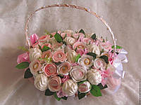 Букет з цукерок троянди в кошику з Рафаелло, Ферреро Raffaello Ferrero і зефір солодкий подарунок рожевий