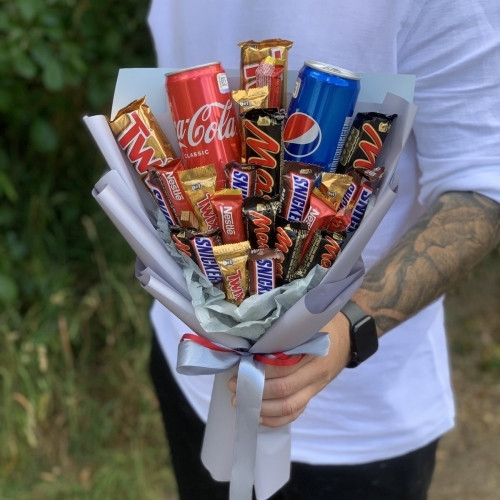 Букет з цукерок Snickers, Mars, Twix і напоїв CocaCola, Pepsi оригінальний подарунок