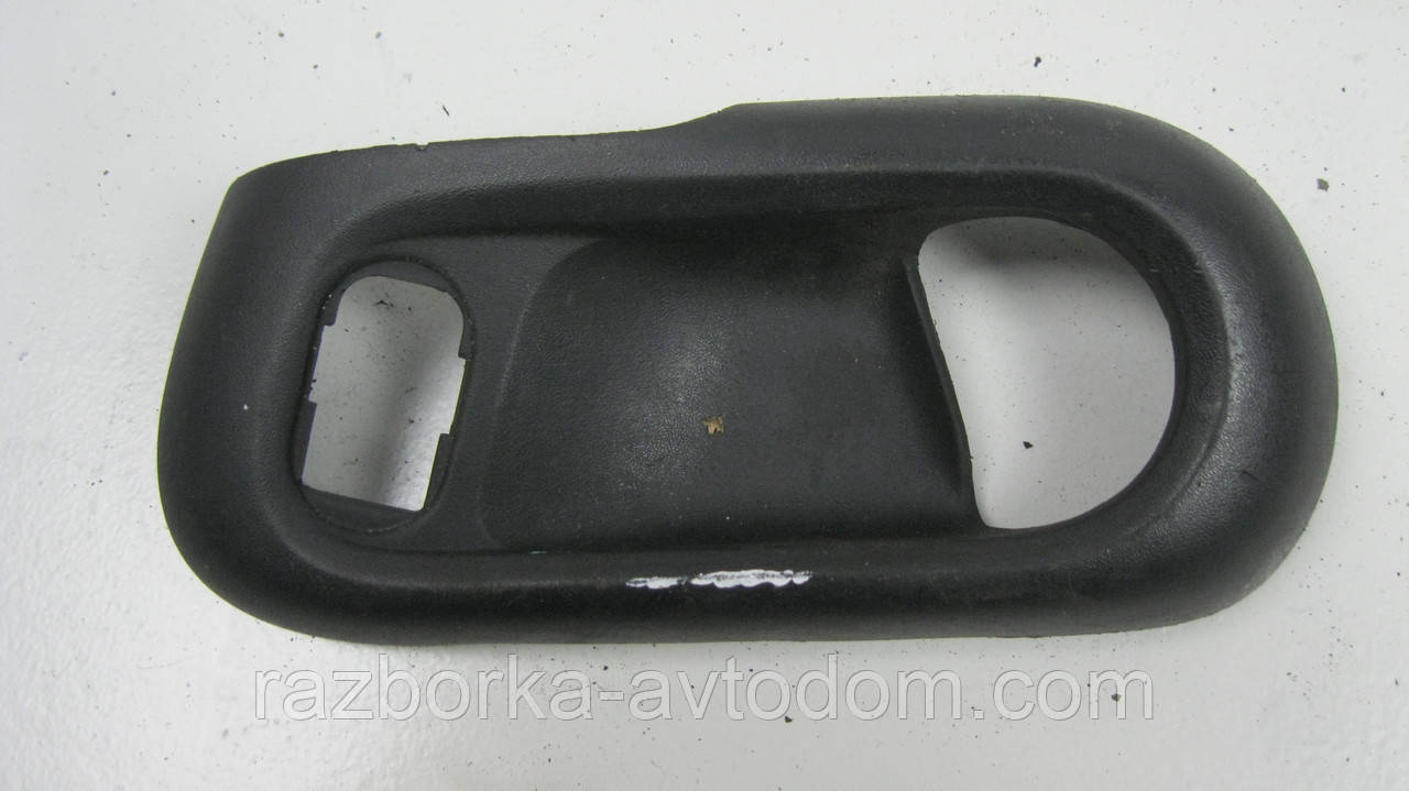 Накладка ручки передніх лівих дверей внутрішня Opel Corsa C (2000-2012), Combo (2001-2011) OE:13106253
