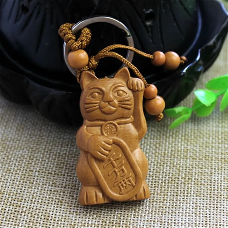 Брелок Щасливий Кіт Багатства Манекі Неко з дерева з китайським талісманом багатства та великої удачі Тибету