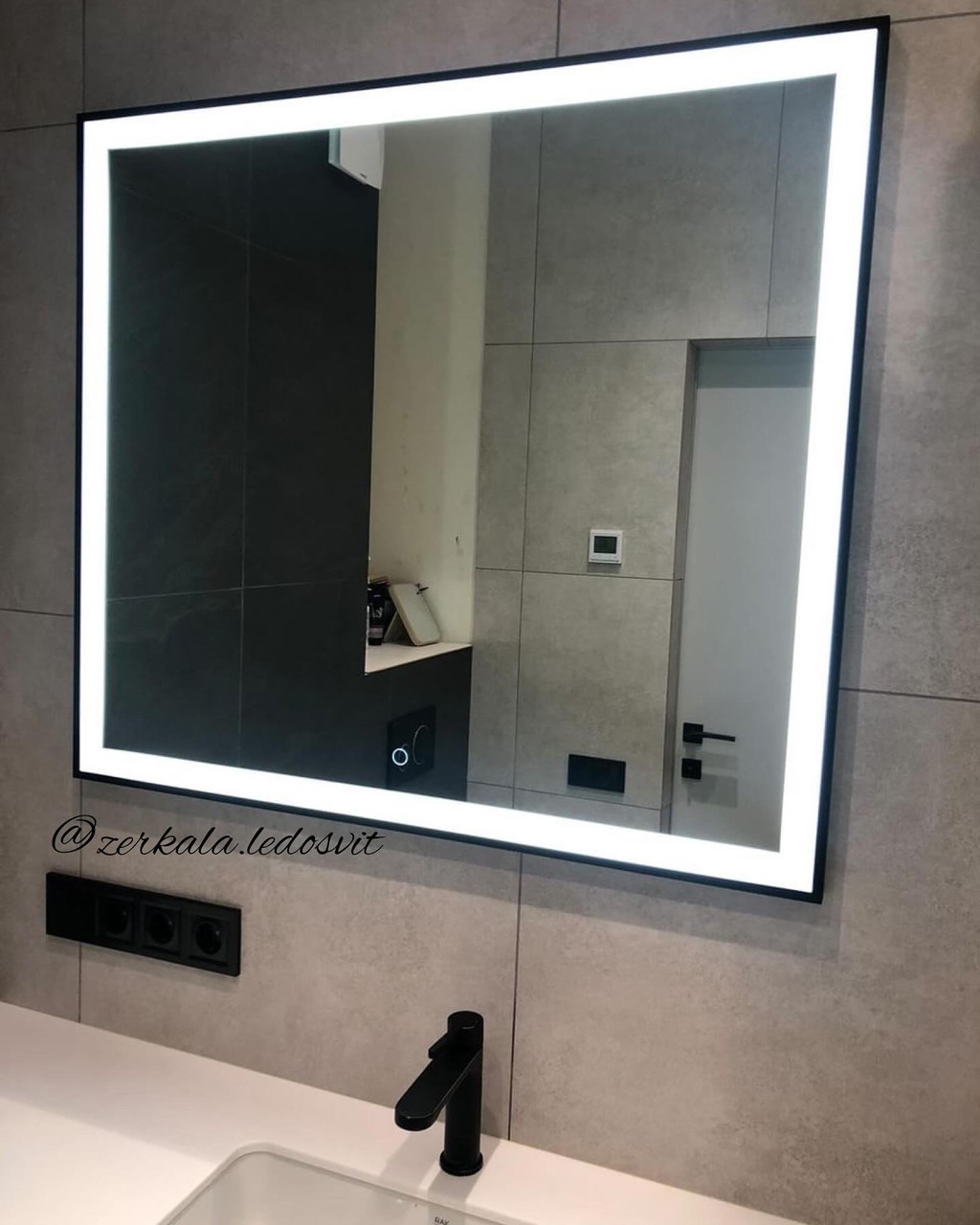 Дзеркало з Led підсвічуванням у чорній металевій рамі, фото 1