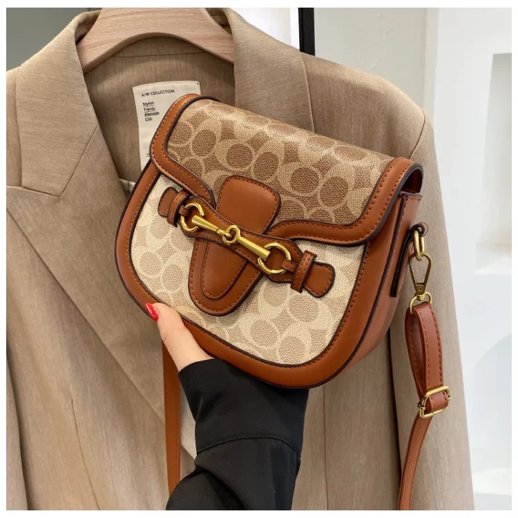 Жіноча сумка через плече в стилі coach