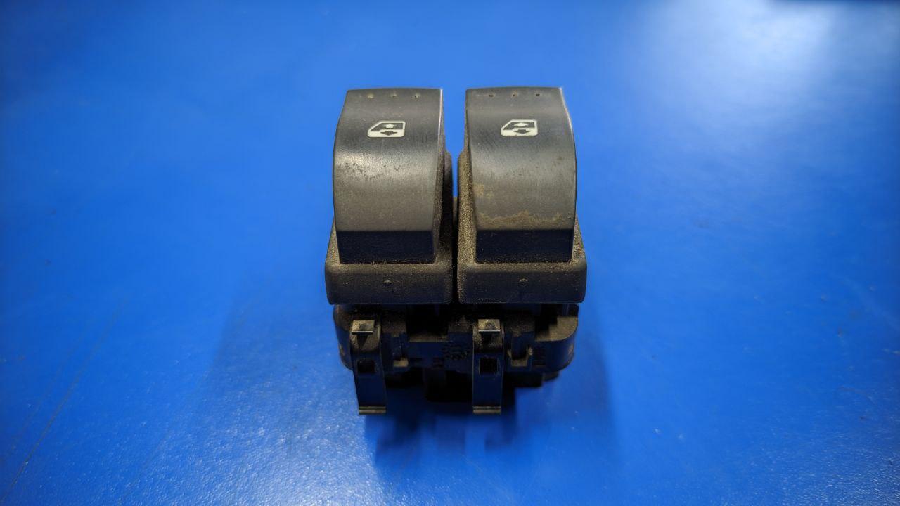 Кнопка склопідйомника водійська (ліва) Renault Trafic, Opel Vivaro 2001-2014, 8200057319 (Б/У)