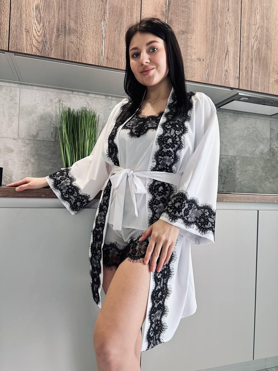 Комплект білий із мереживом, халат і піжама.