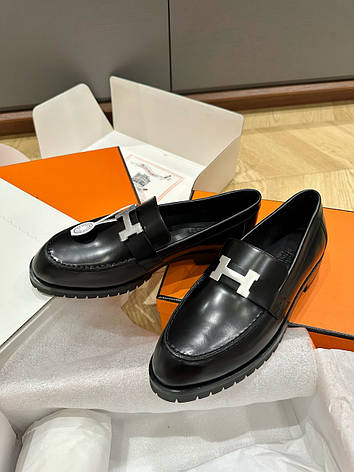 Жіночі чорні лофери Hermes на тракторній підошві зі срібною вставкою пряжкою Kelly, фото 1