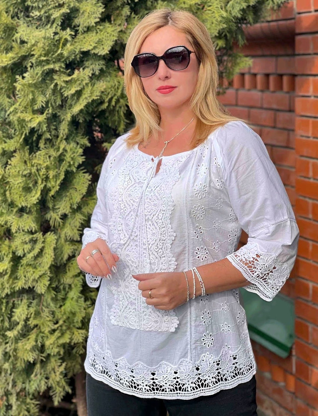 фотографія жіноча літня блузка білого кольору з мережевом