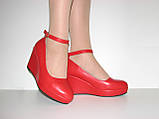Червоні туфлі з ременцем на танкетці розмір 38, фото 8