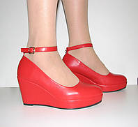 Женские туфли на танкетке красные ремешок размер 37