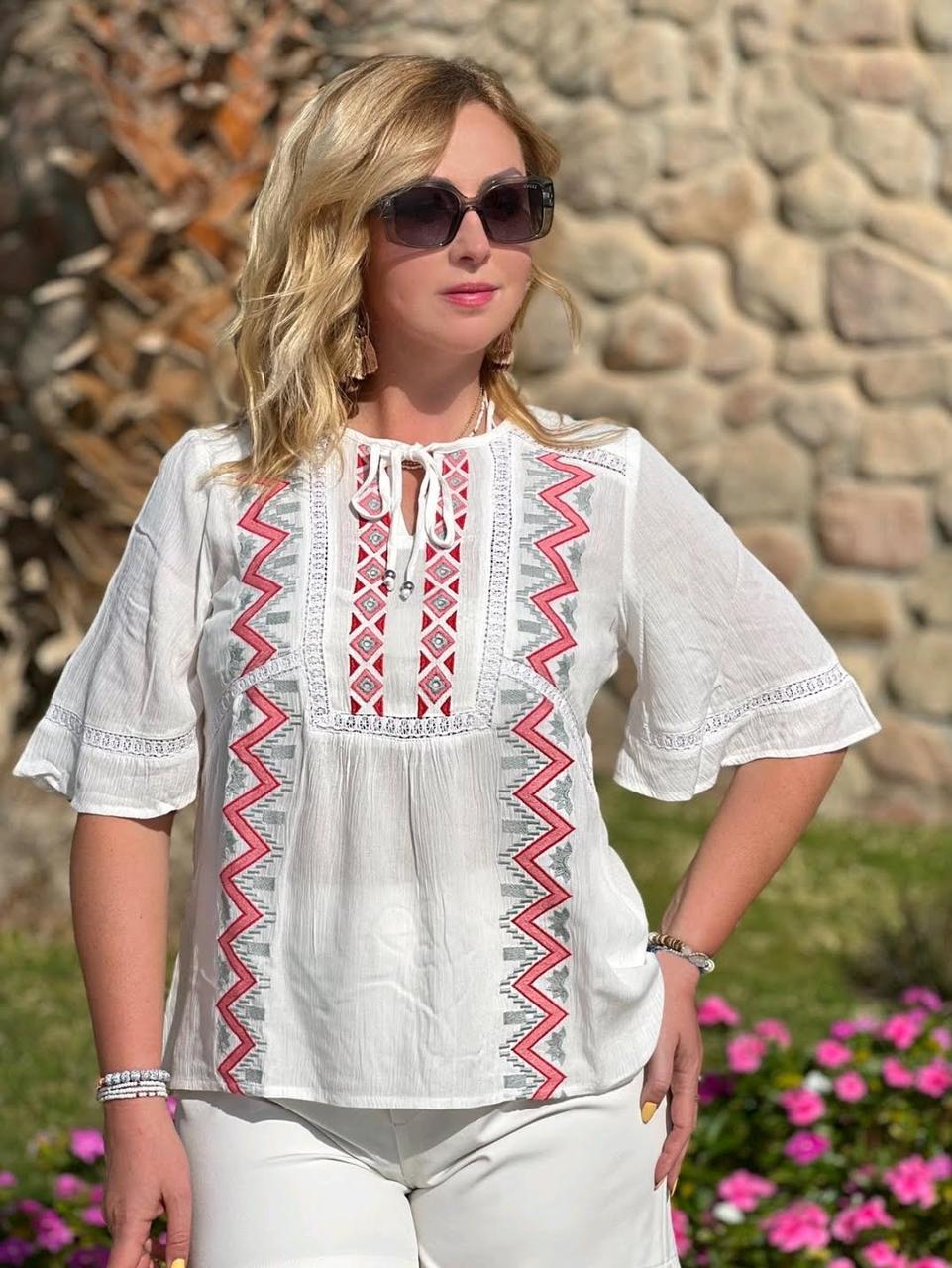 Блузка літня з короткими рукавами з вишивкою з L по 3XL