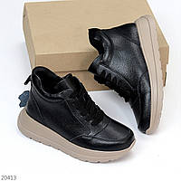 Практичные универсальные черные кожаные женские кроссовки на бежевой подошве 39