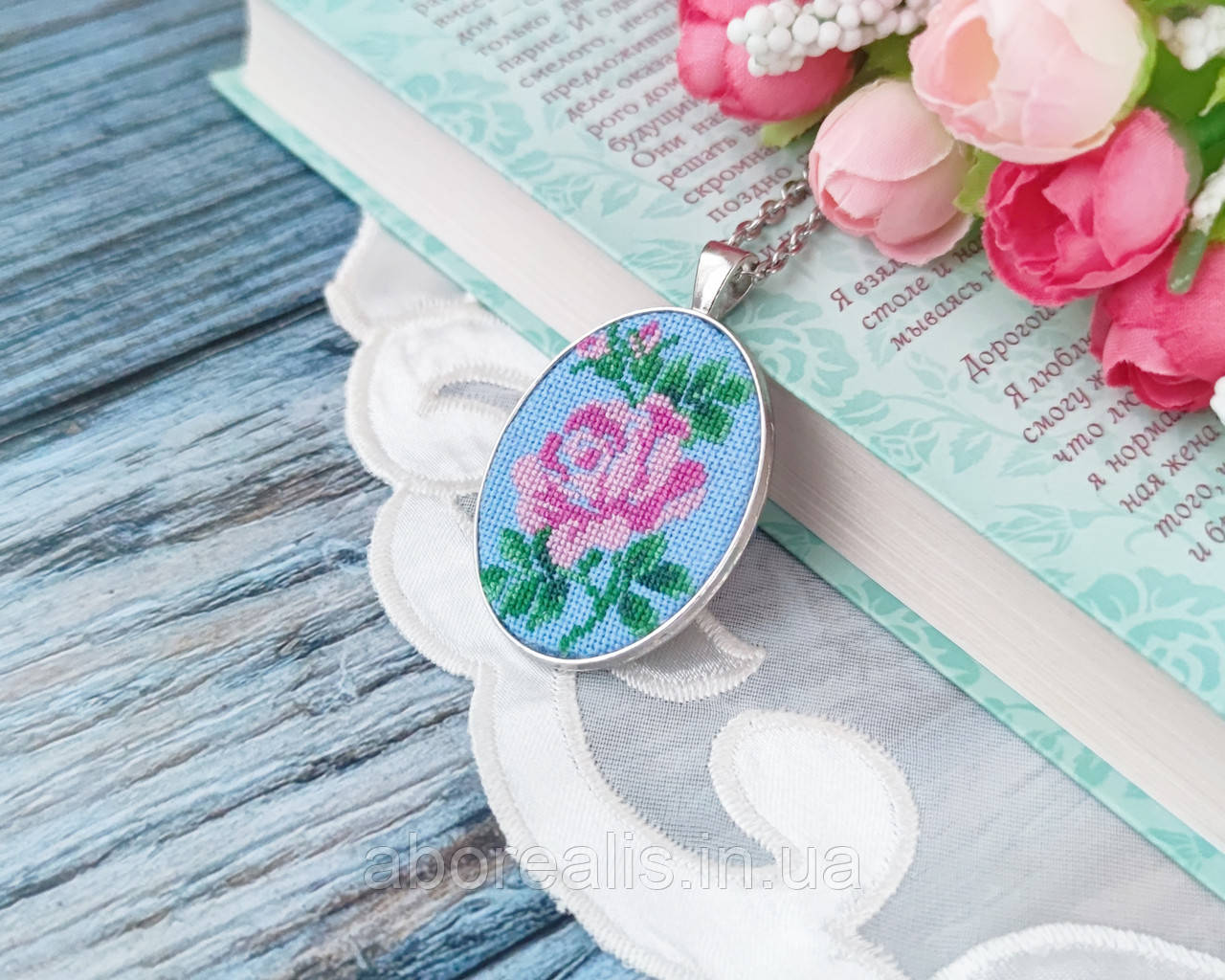 Кулон з вишивкою "Тендітна юність", фото 1