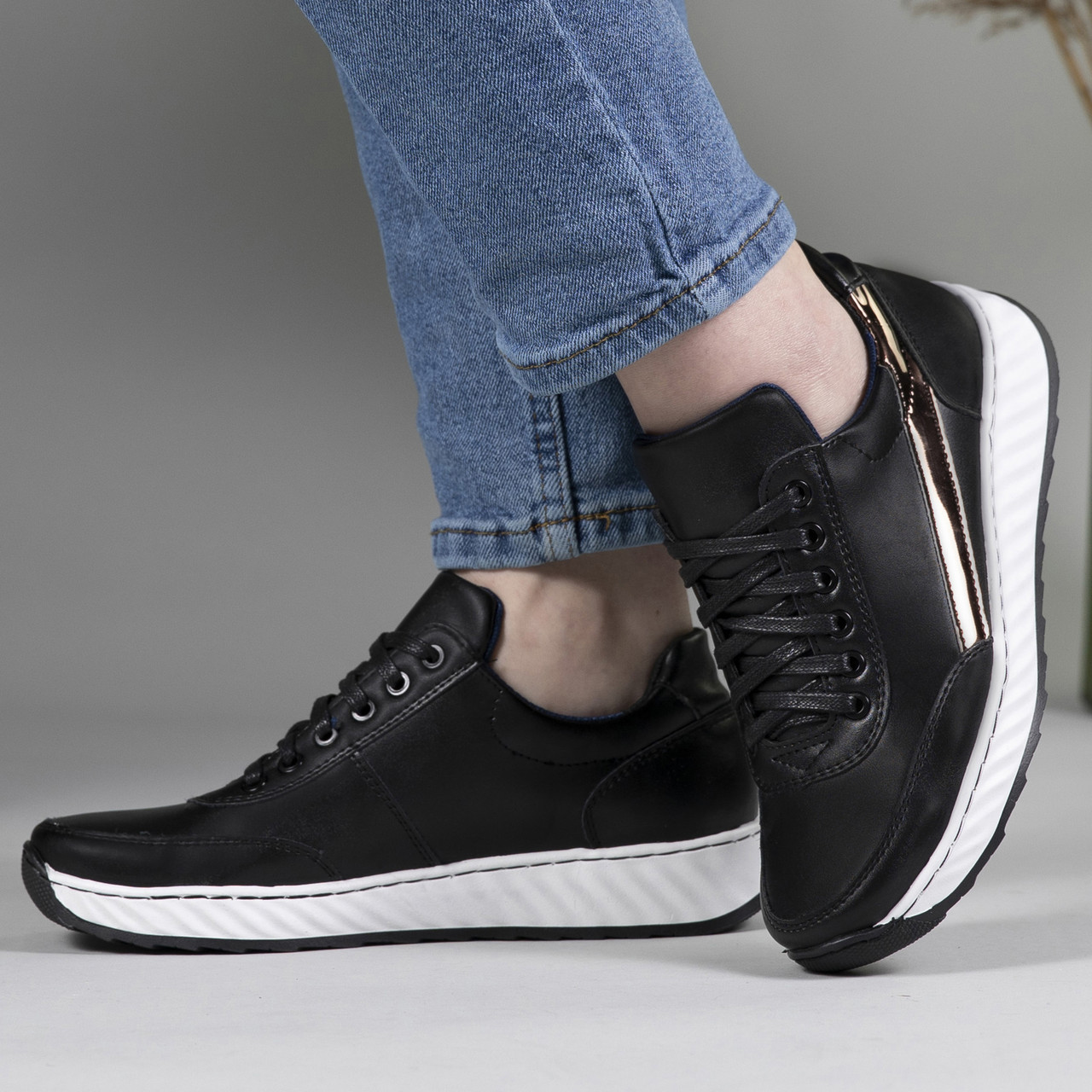 Кросівки жіночі чорні з пресованої шкіри (ЛК 12 чб)