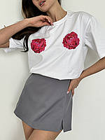 Женская трендовая белая / черная футболка оверсайз с розовыми пионами