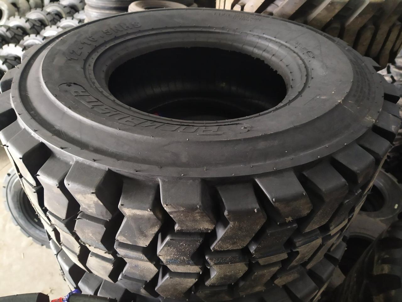 Шина 12.5/80-18 Rockbuster 16PR на екскаватор-навантажувач JCB 3CX, фото 1