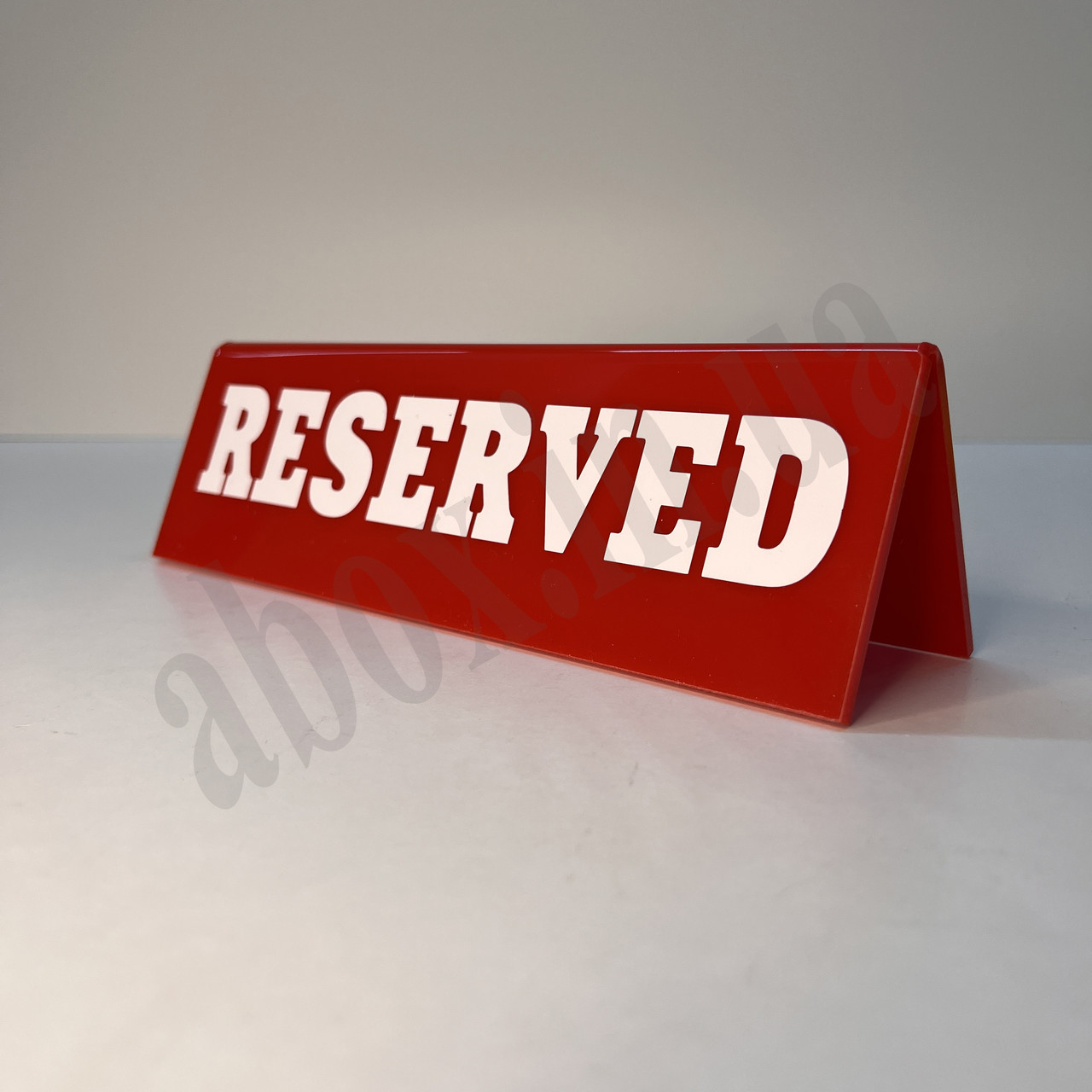 Червона табличка "RESERVED" на стіл