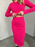 Літній жіночий костюм зі спідницею міді рожевий костюм спідниця і топ з довгим рукавом костюм у рубчик спідниця з розрізом, фото 2
