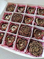 Шоколадні цукерки ручної роботи з піонами