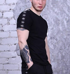 Чоловіча спортивна футболка Adidas з лампасами чорна Адідас