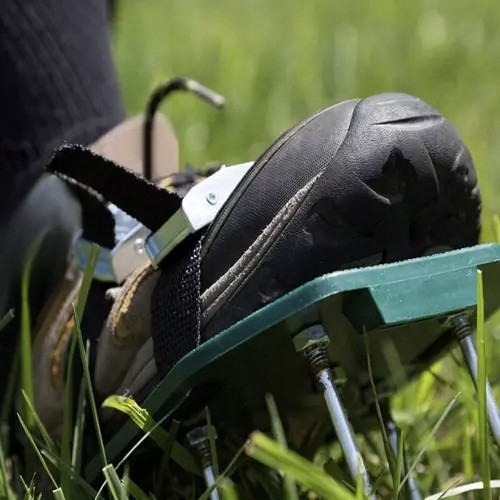 Обувь с шипами для аэрации газона с металлическими застежками Gardlov 20704, Сандалии для рыхления почвы - фото 6 - id-p2126307428