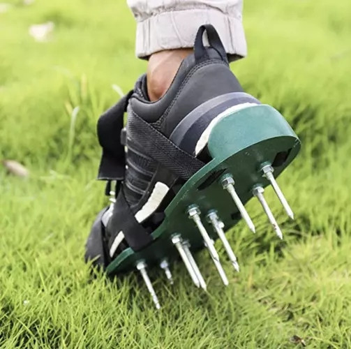 Обувь с шипами для аэрации газона с металлическими застежками Gardlov 20704, Сандалии для рыхления почвы - фото 7 - id-p2126307428
