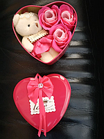 Подарунок коханій жінці  набір коробка у формі серця з мильними квітками 3 троянди 1 ведмедик