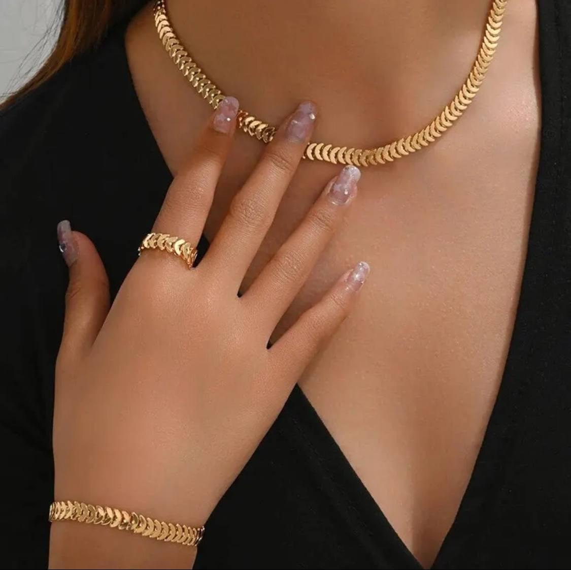 Вінтажні золотисті прикраси круглої форми: намисто, браслет, кільце, ланцюжок для жінок у модному стилі.