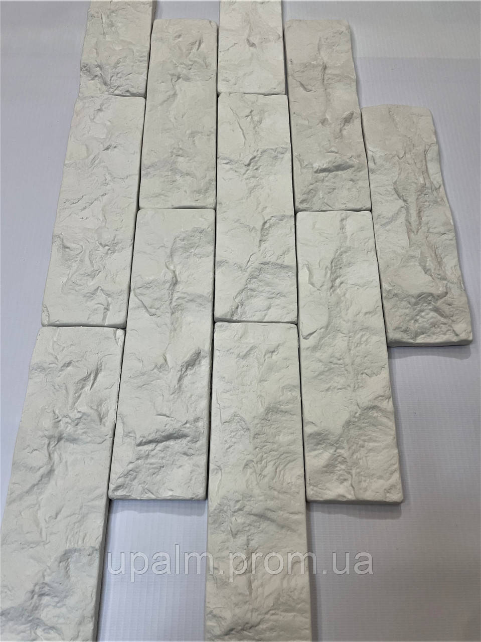 Декоративна гіпсова плитка Скеля 1 од (Колотий, Мармуровий, Брістоль) виробництва Upalm білого кольору.