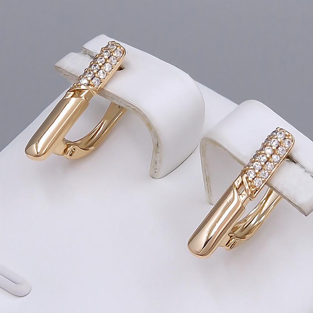 Сережки ХР. Позолота 18К. Камені: білий циркон. Довжина: 17 мм. Ширина: 4 мм.