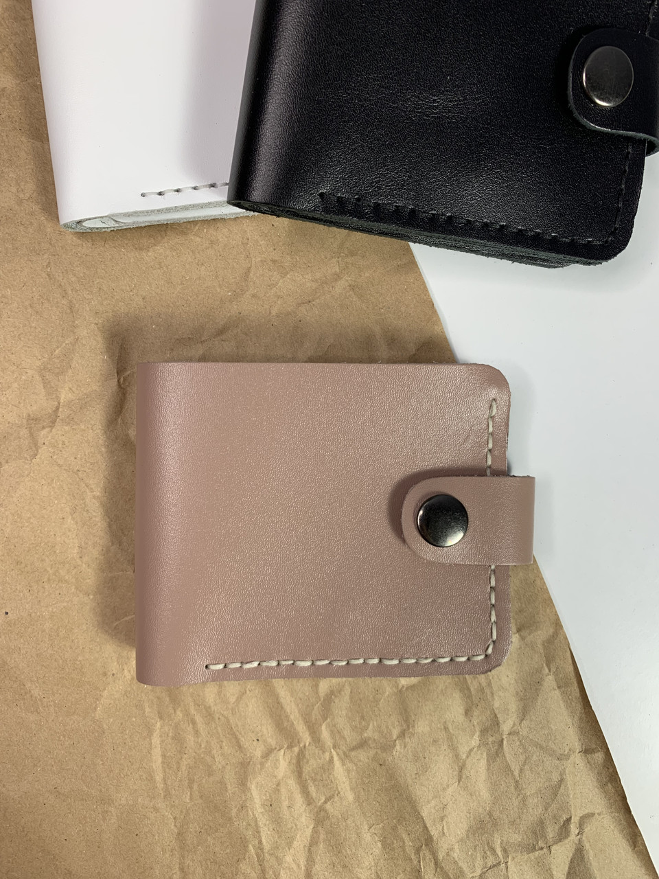 Шкіряний стильний жіночий молодіжний якісний рожевий гаманець, жіночі гаманці портмоне ручної роботи на кнопці для грошей і карток