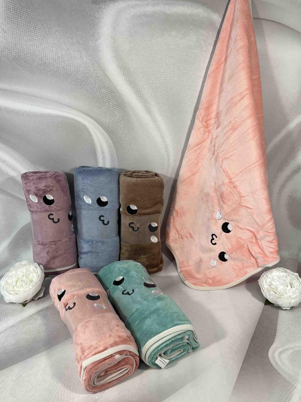 Рушник лицевий тканина мікрофібра -велюр Розмір 95 -45 см Гарна якісь, чудово вбирає вологу, з петелькою для