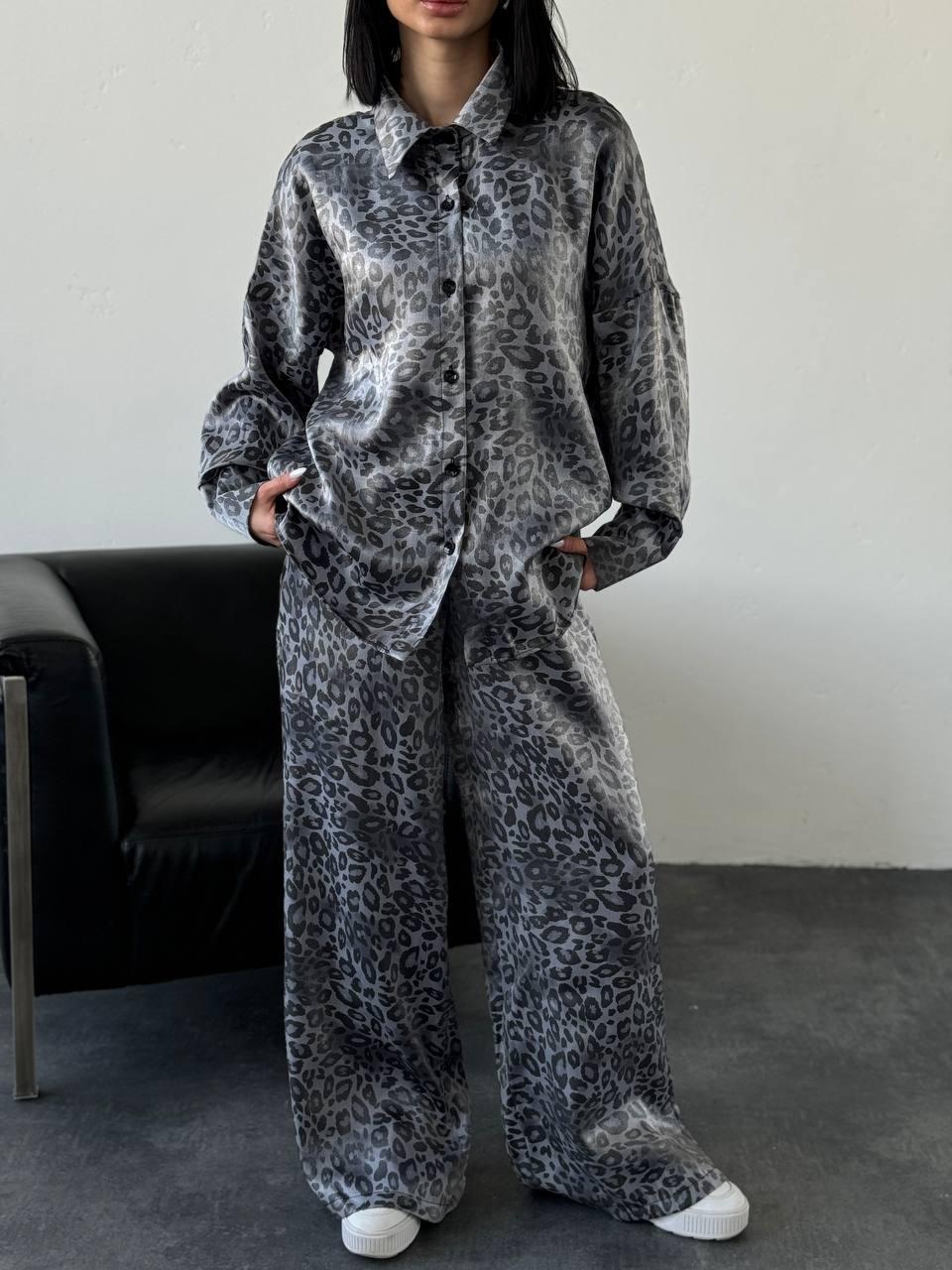 Жіночий шовковий брючний костюм вільного крою з леопардовим принтом Арт. 180