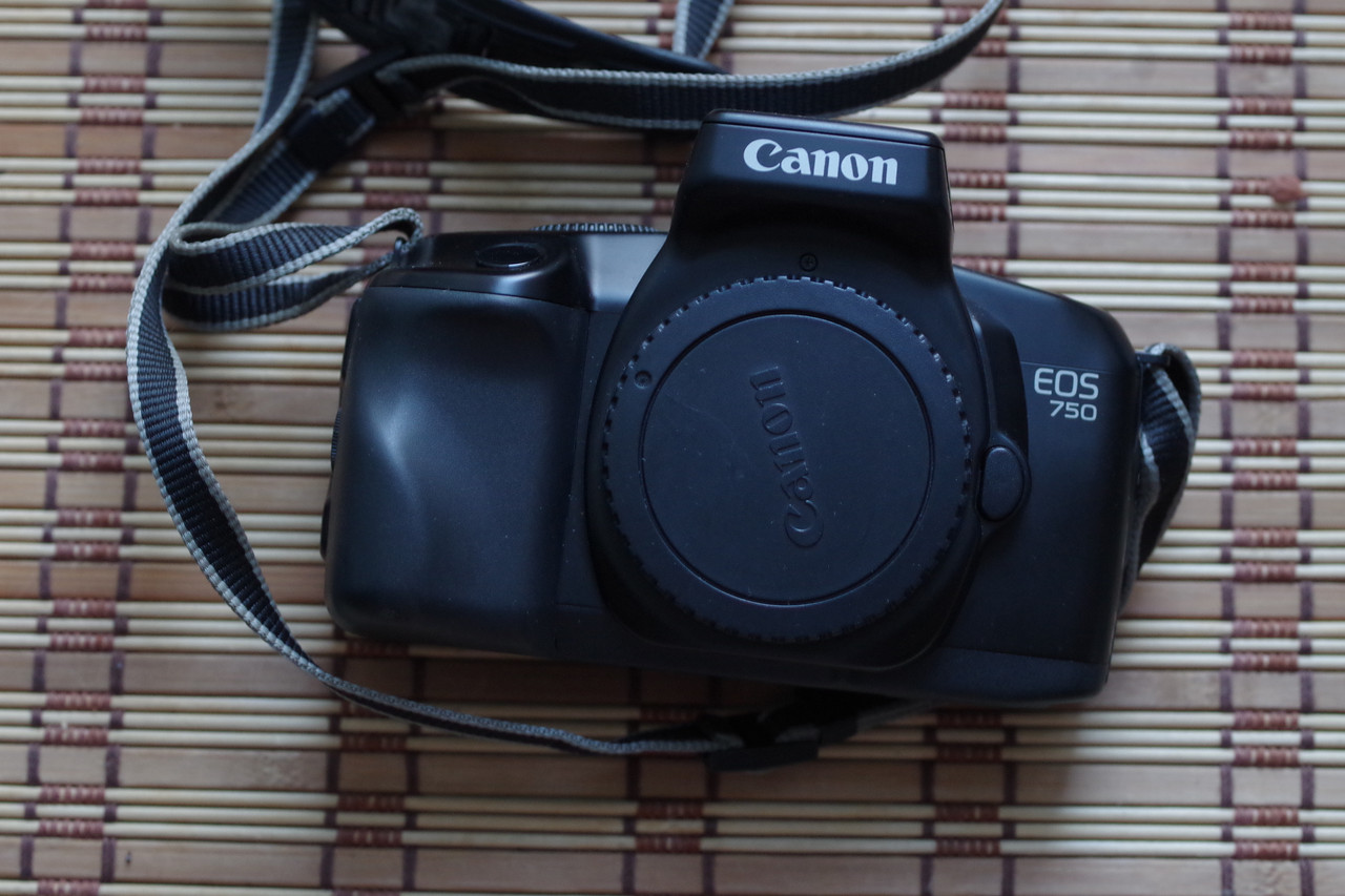 Фотоапарат Canon EOS 750 з ременем