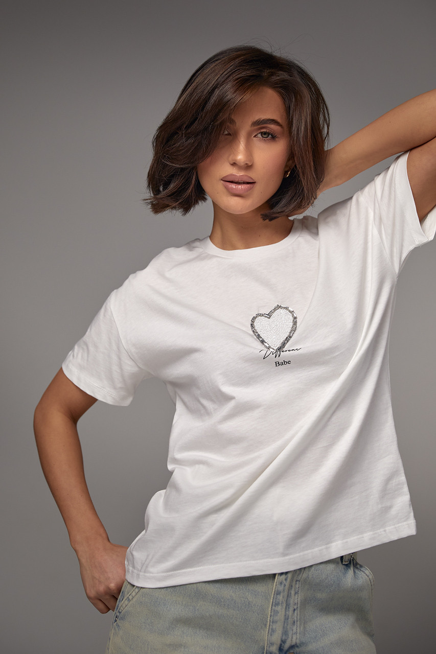 Жіноча футболка прикрашена серцем із бісеру та страз — білий колір, S (є розміри)
