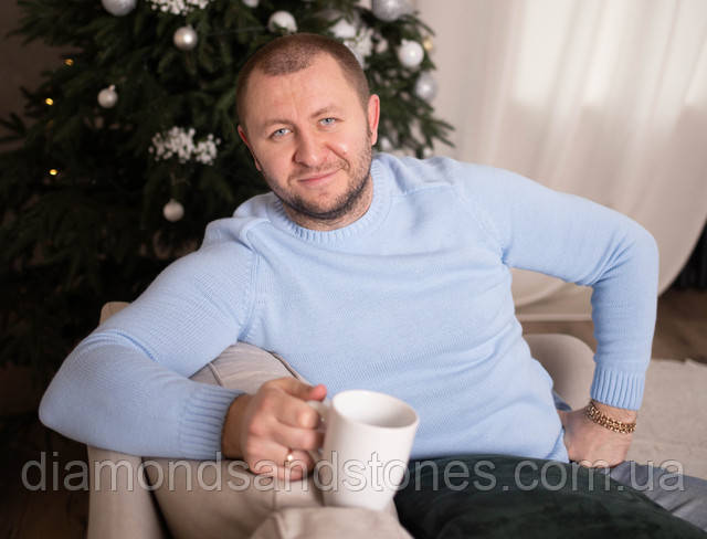 чоловік на дивані фото