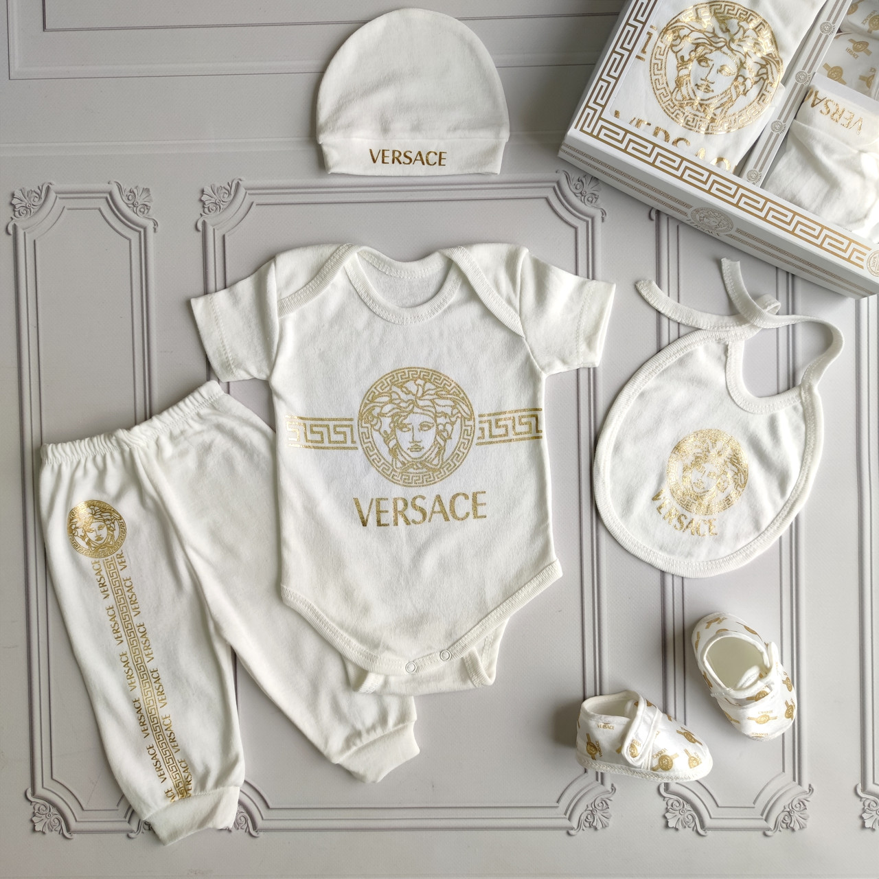 Подарунковий набір для новонароджених, комплект на виписку Versace