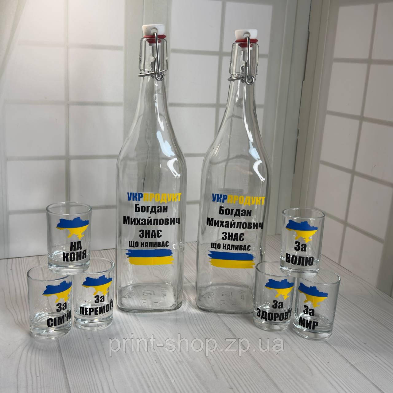Подарунковий патріоничний набір 2 шт графина на 1л + 6 стопок "Імя знає що наливає"