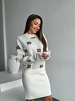 Женский вязаный костюм из полушерсти белого цвета: свитер в контрастные цветы и юбка длины выше колена 42/46