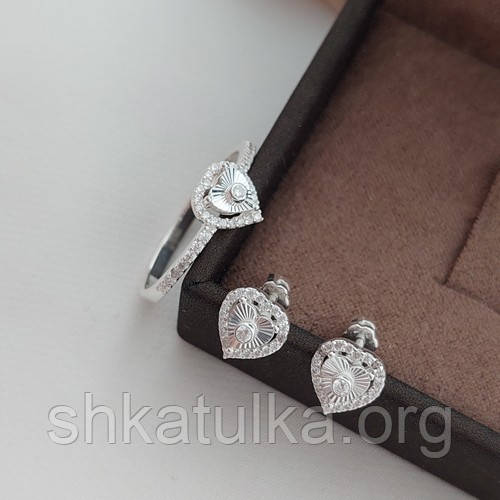 Комплект зі срібла сережки та каблучка сердечка з фіанітами
