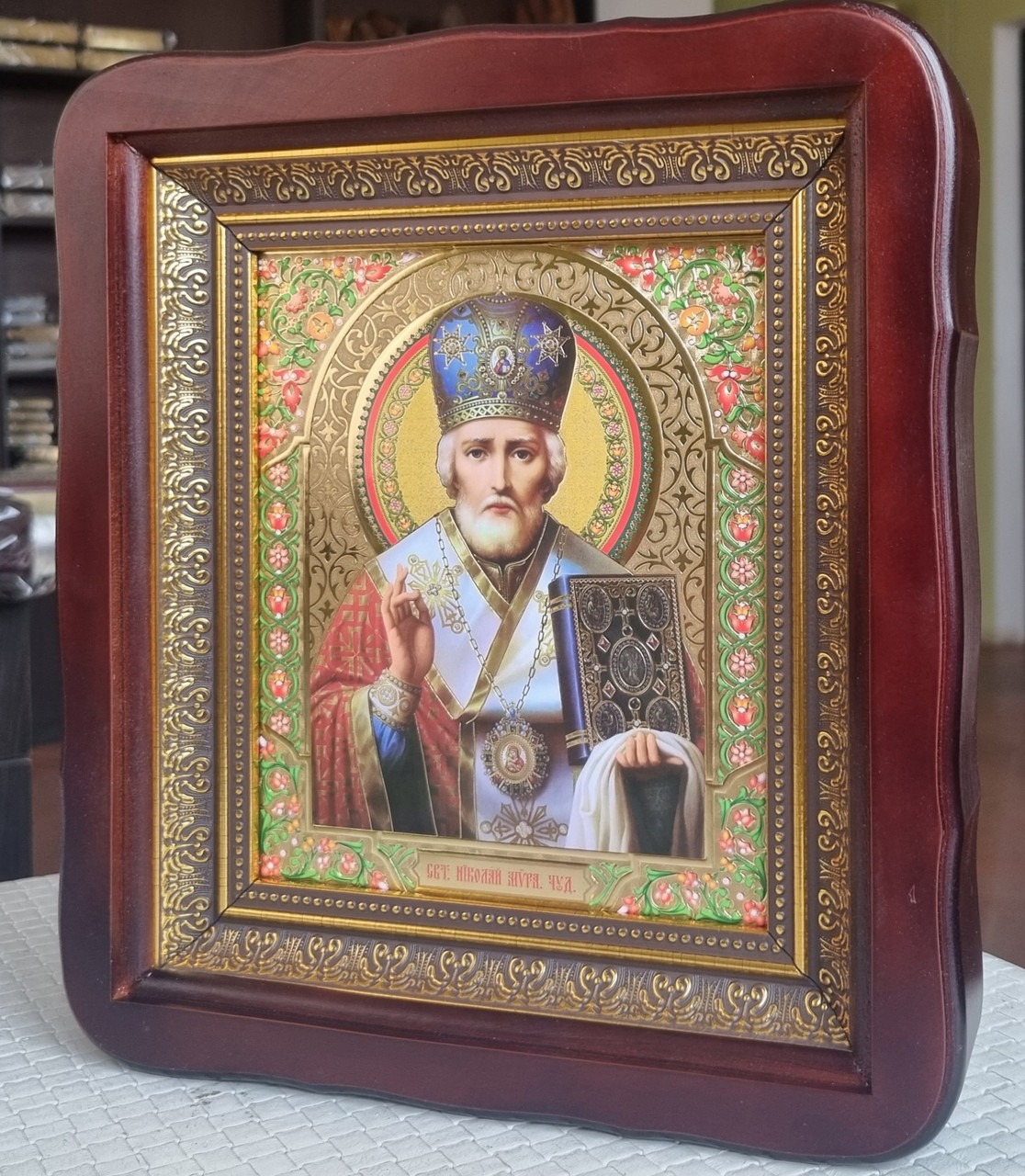 Ікона Святого Миколая Чудотворця в білому фігурному арочному кіоті під склом, розмір кіота 28*25, розмір сюжету 15*18.