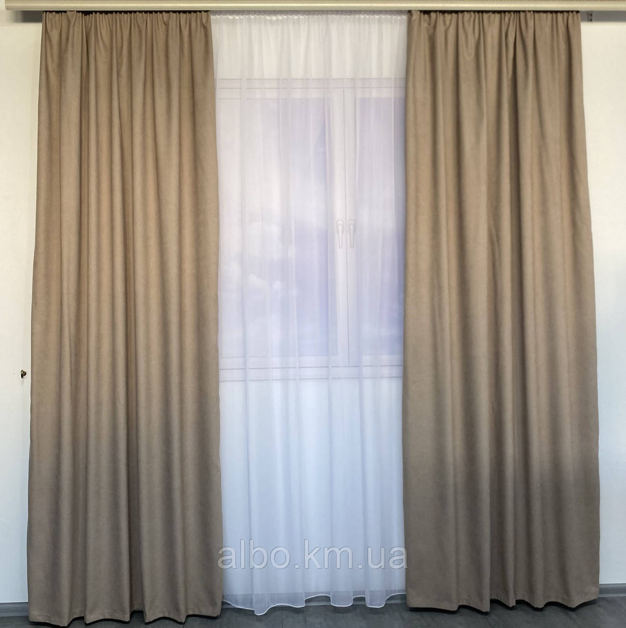 Красиві стильні штори однотонні мікровелюр з шифоновим тюлем на тасьмі, комплект готових штор для залу Бежеві