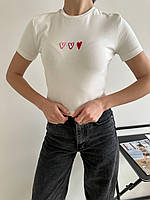 Женская белая укороченная футболка с вышитыми сердечками Арт. 012